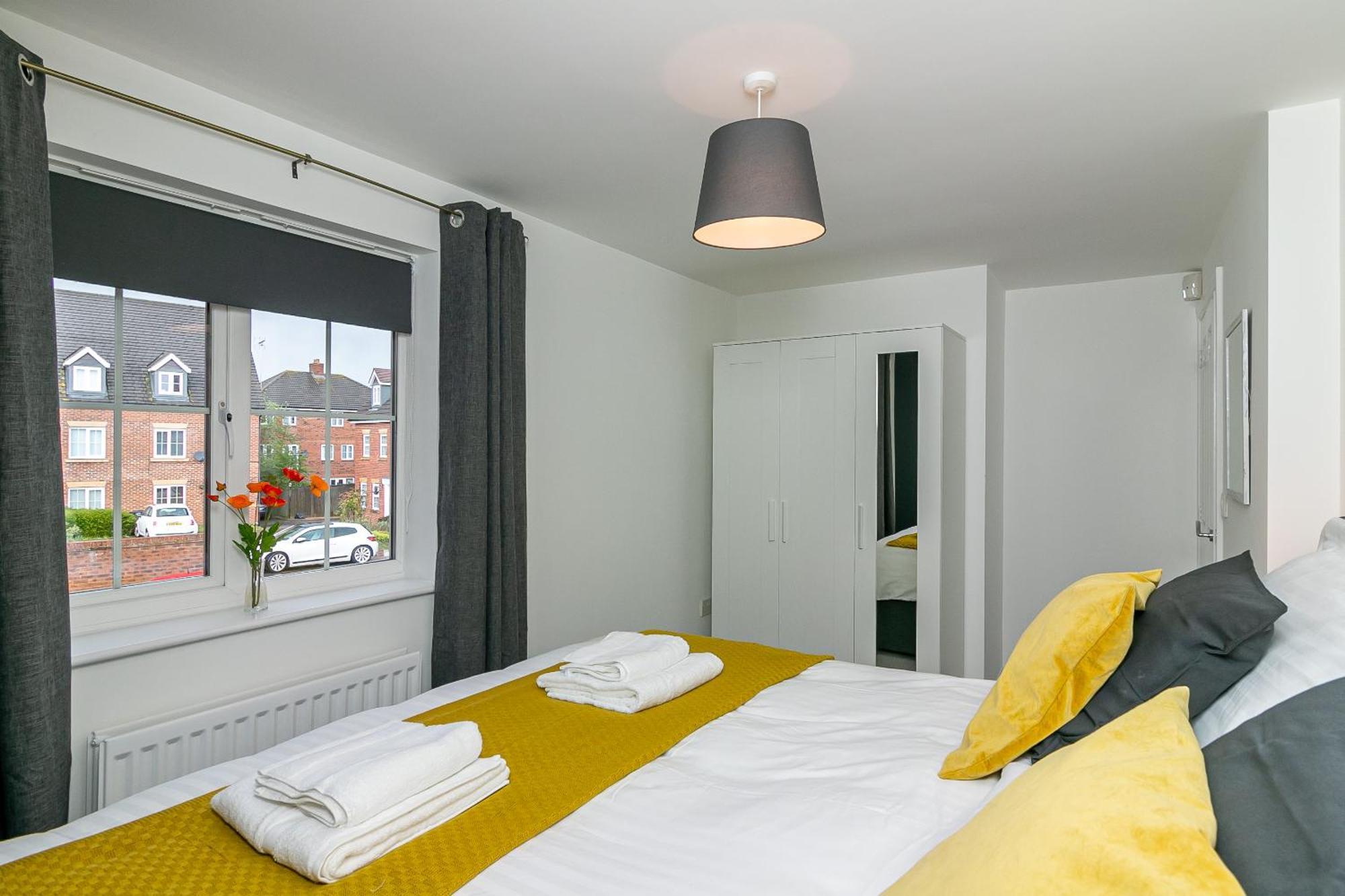 Three Bedroom Apartment By Vesta Serviced Accommodation & Short Lets Hatfield With Free Parking Exterior photo