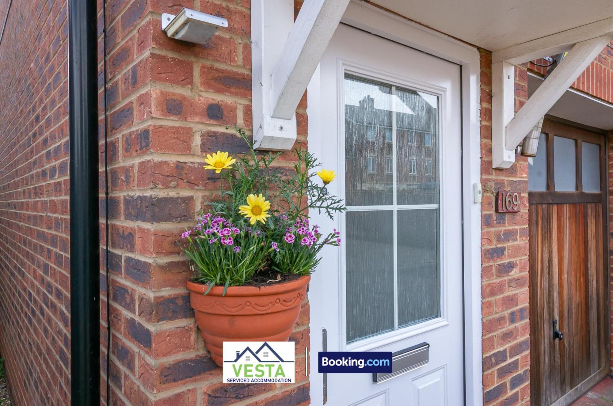 Three Bedroom Apartment By Vesta Serviced Accommodation & Short Lets Hatfield With Free Parking Exterior photo