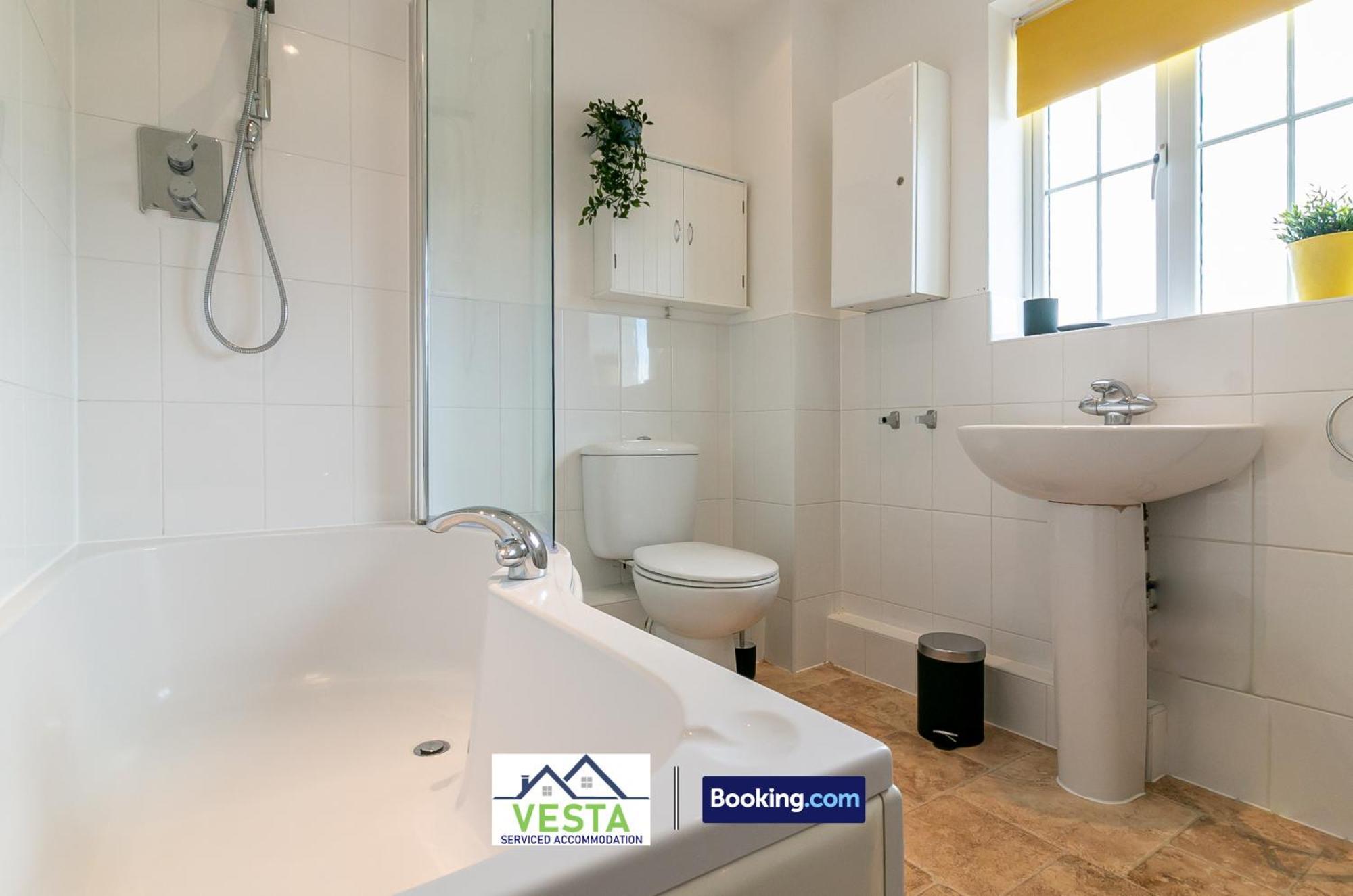 Three Bedroom Apartment By Vesta Serviced Accommodation & Short Lets Hatfield With Free Parking Exterior photo