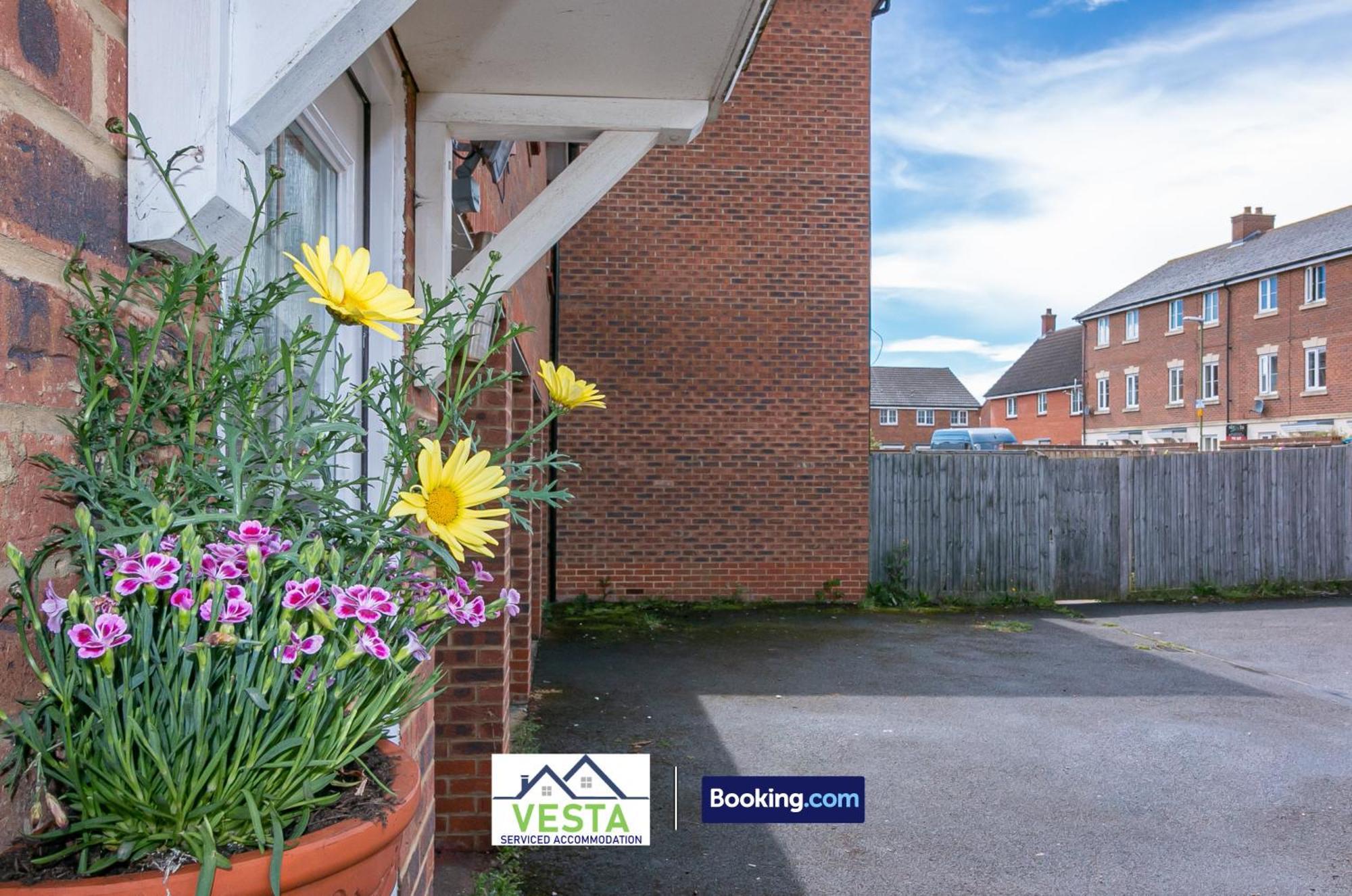 Three Bedroom Apartment By Vesta Serviced Accommodation & Short Lets Hatfield With Free Parking Exterior photo