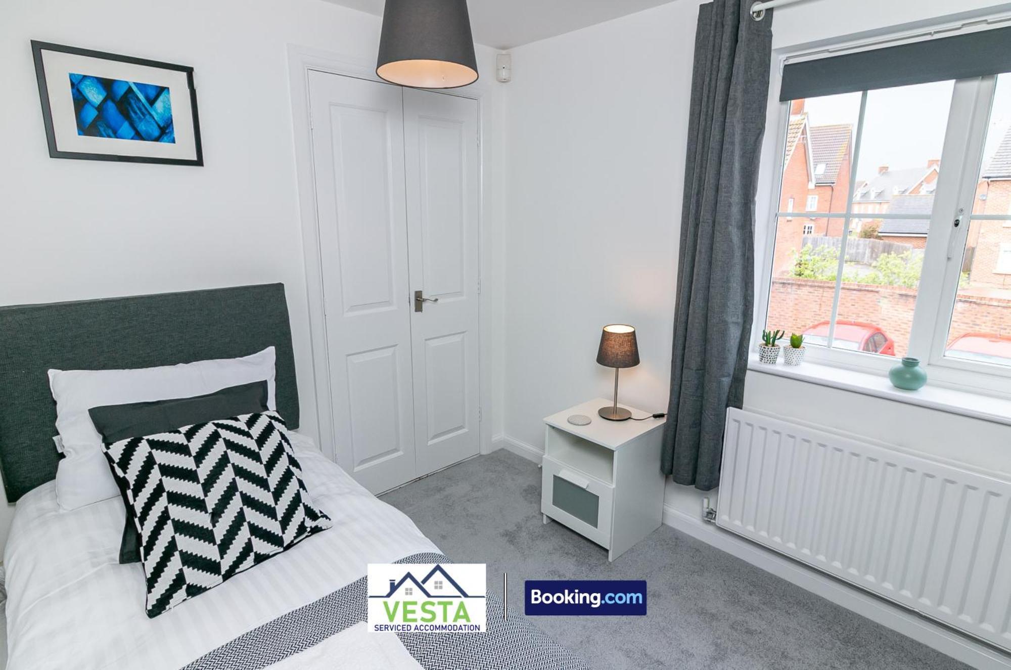 Three Bedroom Apartment By Vesta Serviced Accommodation & Short Lets Hatfield With Free Parking Exterior photo
